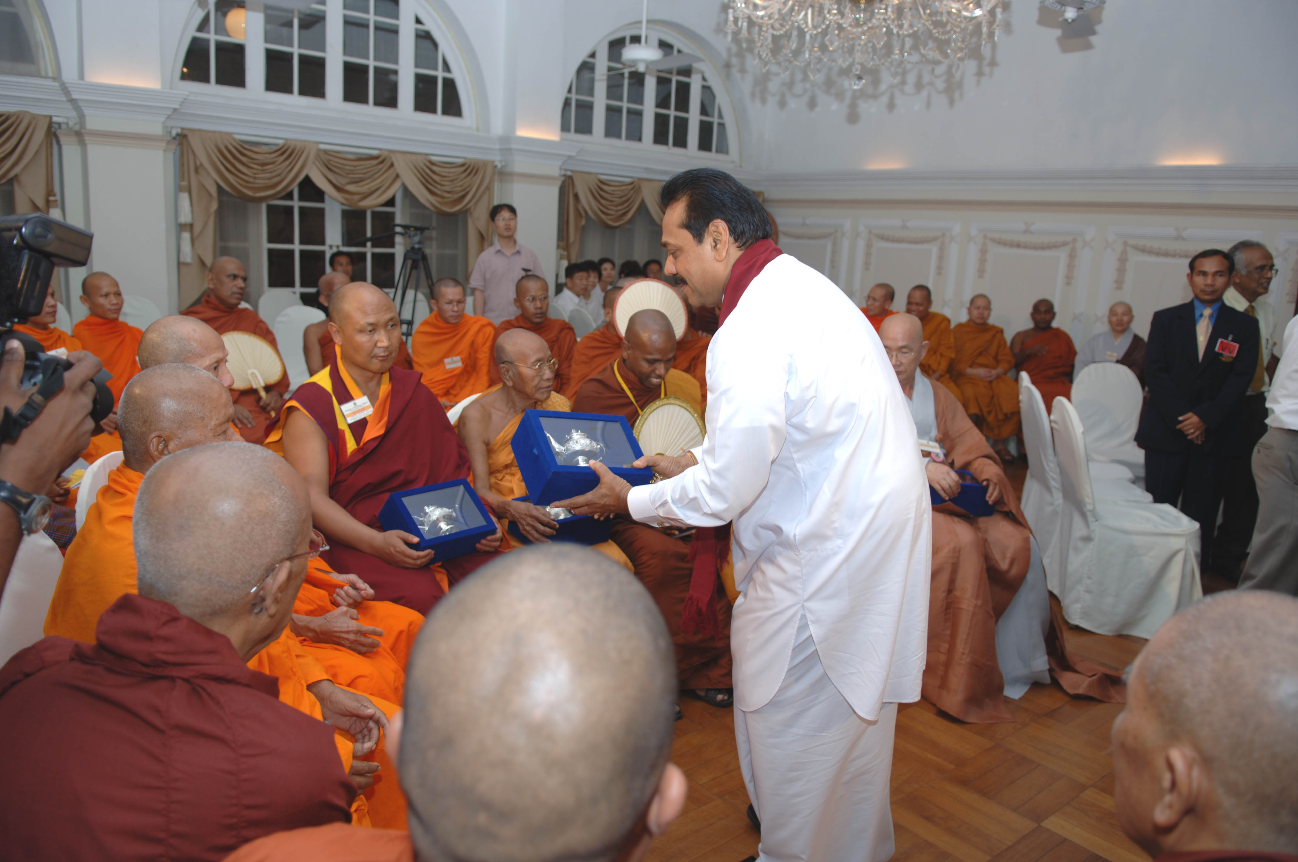 President offering a gift at President house on 17.05.2006 vesak day 2.jpg